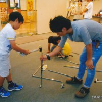 子供達も戦力の楽しみながらの搬入展示作業風景