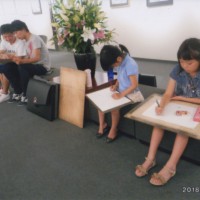 展示会場での子供教室模写会