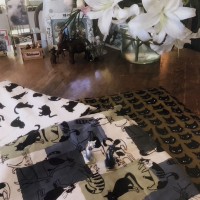 お手製の猫好き座布団と花
